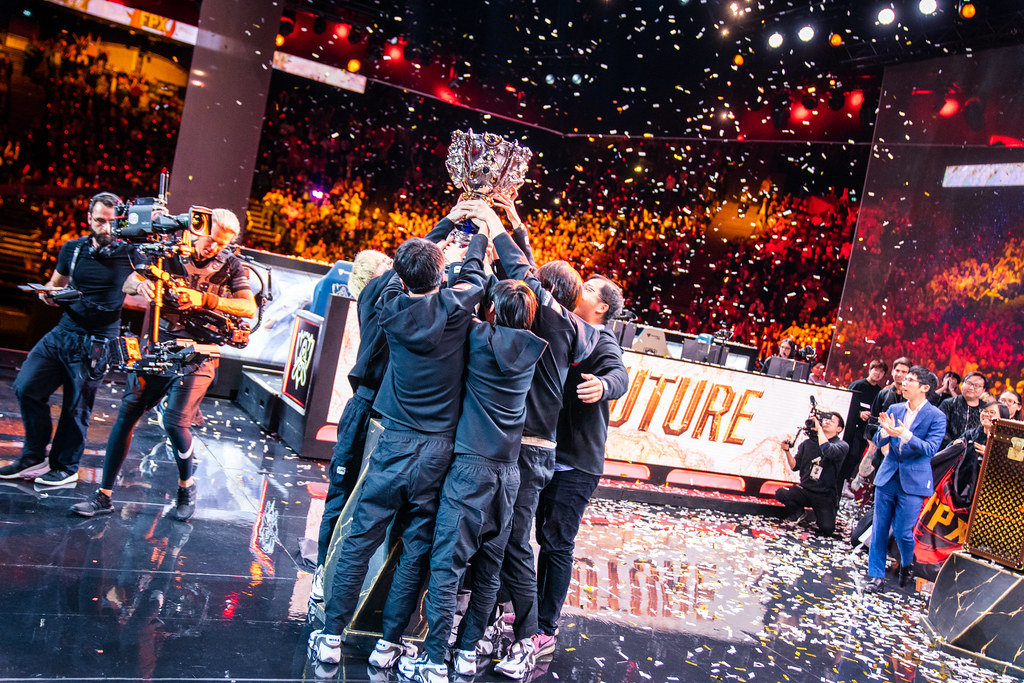 英雄联盟全球总决赛引入鹰眼回放系统,提升比赛公平性与电子竞技公正性|裁判名单公布